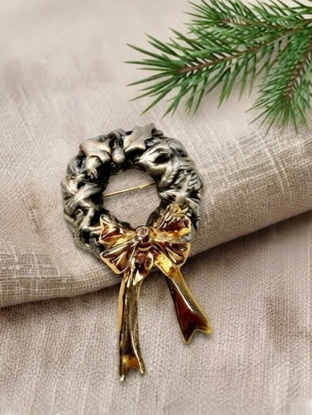 Vintage FAF / Diane Fafard Two-Tone Christmas Wreath Brooch
